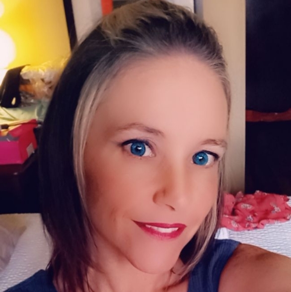 Meet your Posher, Monica - Picture 2 of 3